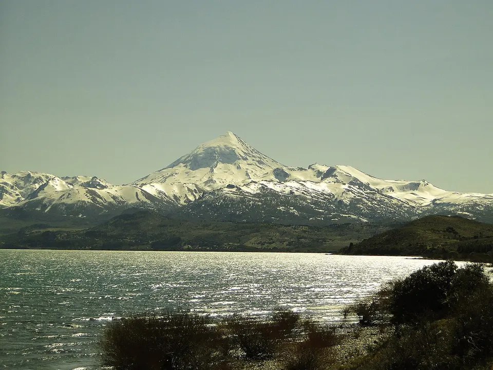 Lago Huechulafquen e lado norte do Vulcão Lanin - panoramio — Huiliches, Argentina