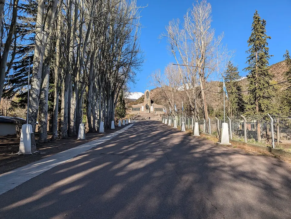 Monumento Retorno a la Patria, Manzano historico, panorama — Tunuyán, Argentina