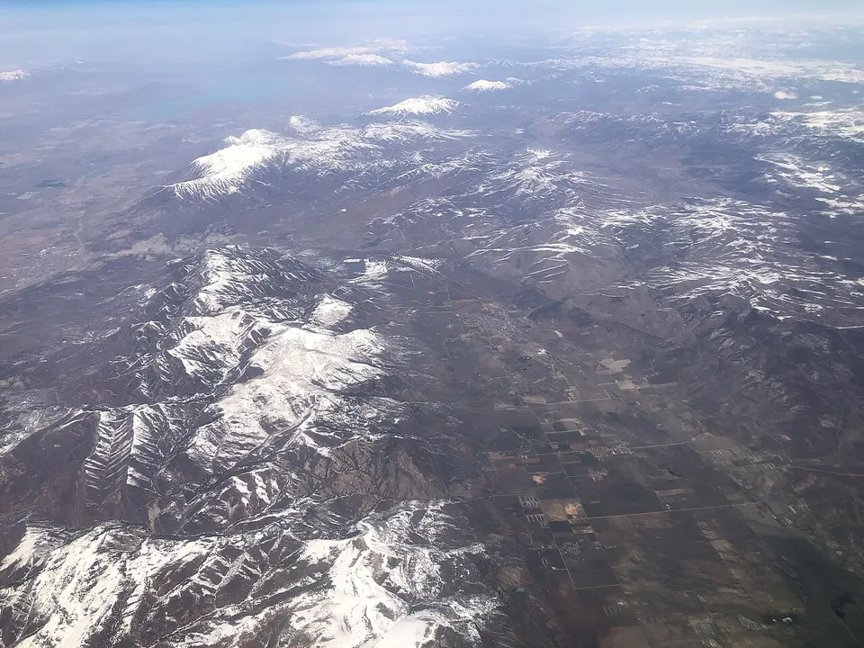 2022-03-24 19 04 34 UTC minus 6 View north and down from an airplane across western Sanpete, eastern Juab and southern Utah counties in Utah, with the Sanpete Valley, San Pitch Mountains, Wasatch Range and Utah Lake all visible — Sanpete, United States