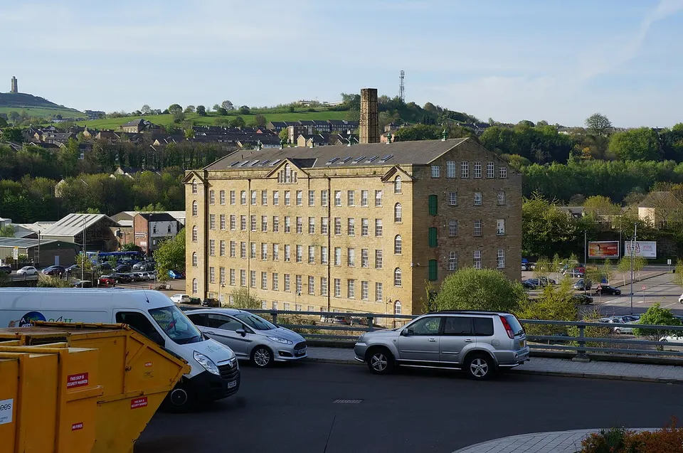 Former Mill off Chapel Hill, Huddersfield - geograph.org.uk - 4466759 — Kirklees, United Kingdom