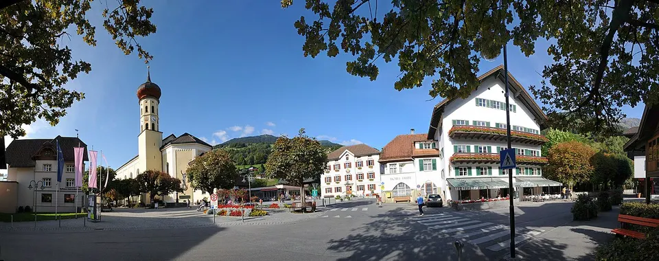 Kirchplatz in Schruns, Panorama — Bludenz, Austria