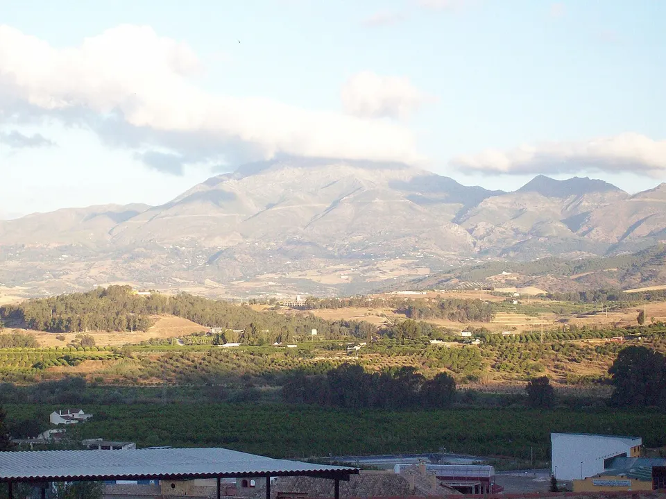 Sierra con algunas nuves vista desde pizarra - panoramio — Malaga, Spain