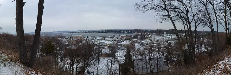Harbor Springs Michigan view from Bluff in Winter — Emmet, United States