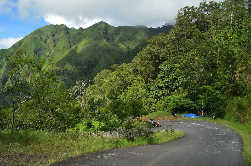 Jalanan ke arah sembalun di kawasan TN Gunung Rinjani 02 — Lombok Timur, Indonesia