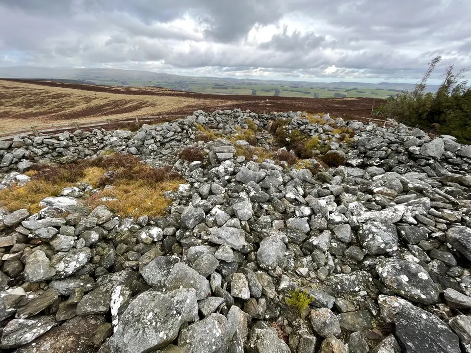 Dues Hill round cairn (geograph 7444730) — Northumberland, United Kingdom