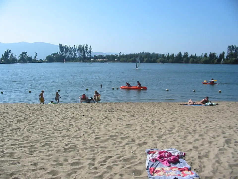 Laguna Esmeralda, nice place to widsurf and kajak, close to SCL - panoramio — Provincia de Melipilla, Chile