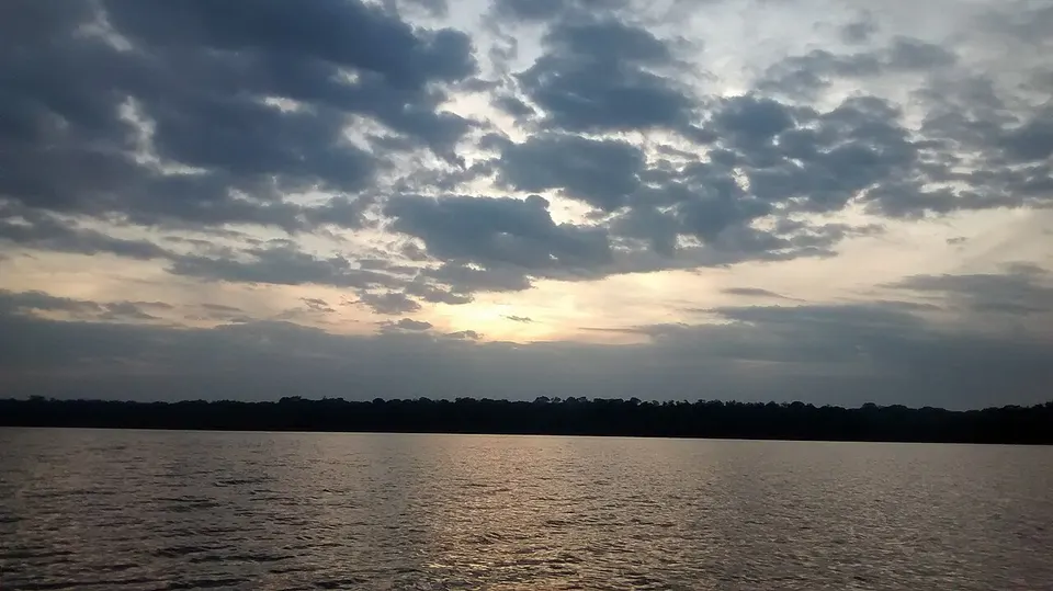 Amanhecer no lago Mamori — Careiro, Brazil