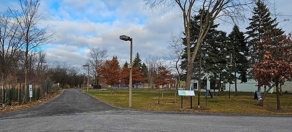 Longueuil-Parc Michel-Chartrand-Sentier éclairé près du pavillon d'accueil-2024-11-25 — Montérégie, Canada